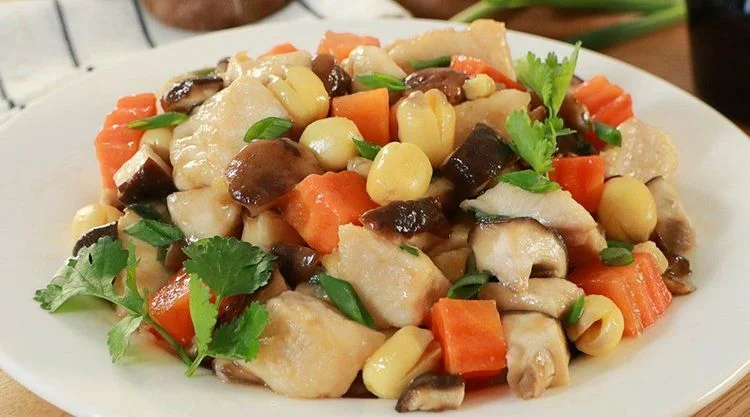 Ức gà xào nấm